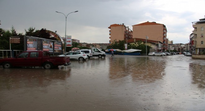 Oltu'da dolu yağışı etkili oldu 
